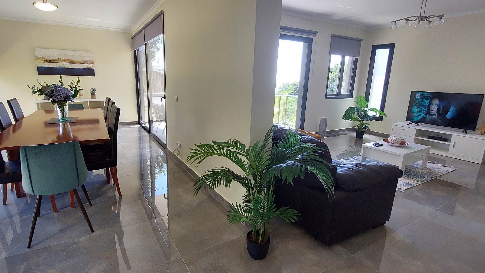Big Living room inside the villa, with a big sofa and tv al madeira
